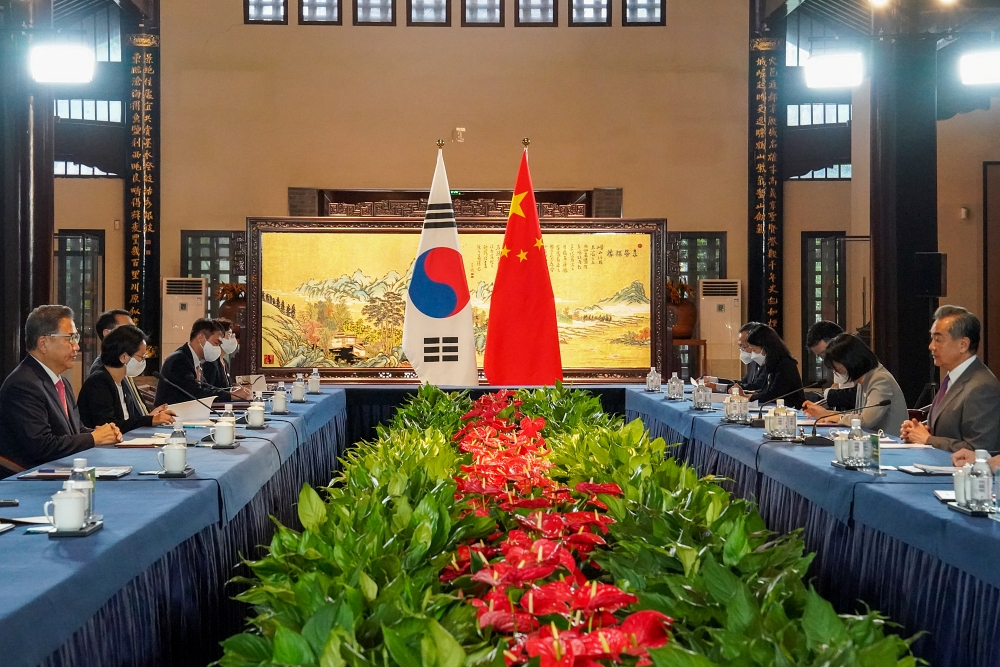 Exports to China have skyrocketed 162-fold since Korea and China formed bilateral ties 30 years ago. Shown are Minister of Foreign Affairs Park Jin (left) and Chinese State Councilor and Foreign Minister Wang Yi (right) on Aug. 9 holding talks in Qingdao of China's Shandong province. (Ministry of Foreign Affairs) 