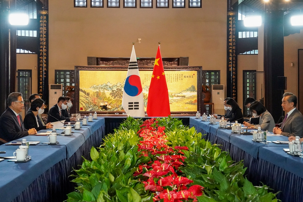 Exports to China have skyrocketed 162-fold since Korea and China formed bilateral ties 30 years ago. Shown are Minister of Foreign Affairs Park Jin (left) and Chinese State Councilor and Foreign Minister Wang Yi (right) on Aug. 9 holding talks in Qingdao of China's Shandong province. (Ministry of Foreign Affairs)