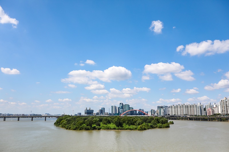 Bamseom Island on the Hangang River in Seoul is a stop on the trail Seogangnaru-gil, one of 13 programs in the Hangang History Tour.