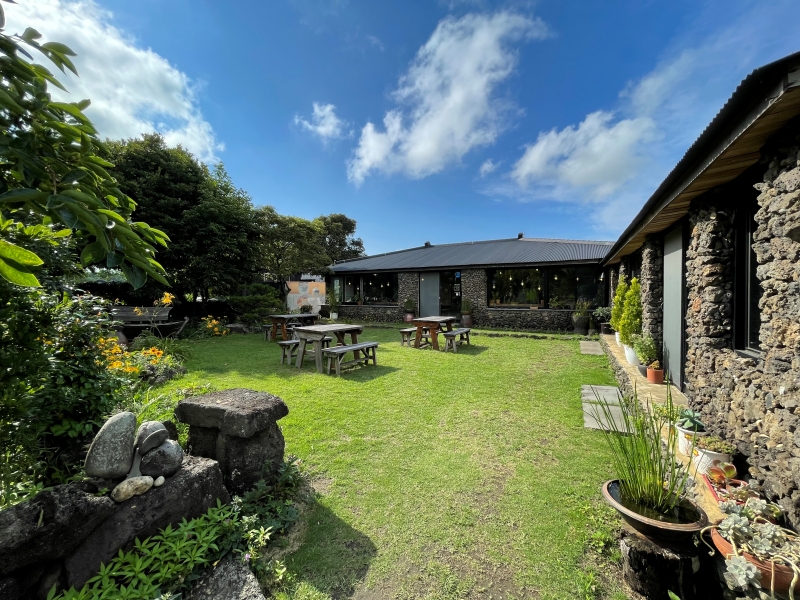 Jeju Island Brewery, surrounded by nature and greenery, is where alcoholic beverages are brewed under traditional methods and using just nuruk (fermentation starter), grains and nothing else.