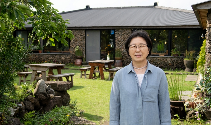 ▲Kim Hee-sook is the CEO of Jeju Island Brewery and a culinary master in alcoholic beverages..