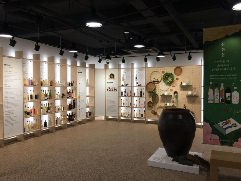 This is the Sool (alcoholic beverage) Gallery on the first floor of Hansik Space at Bukchon Hanok Village in Seoul's Jongno-gu District.
