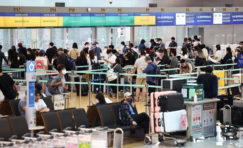 The visa waiver for arrivals from Japan, Taiwan and Macao has been extended to Oct. 31. The photo above is of crowds of travelers on June 30 at the departure gate of Terminal 1 at Incheon International Airport. (Yonhap News)