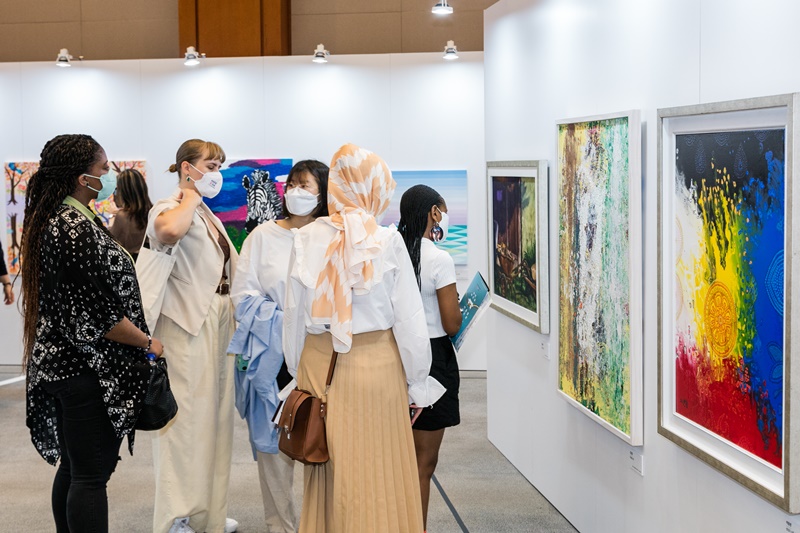 문화체육관광부는 청와대 개방 이후 열린 첫 전시회인 장애 예술인 특별전에 개막 후 사흘 동안 7000명이 넘는 관람객이 방문했다고 4일 밝혔다.
