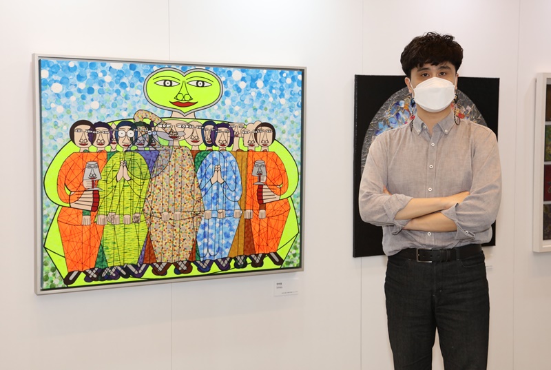 ▲ 지난 4일 ‘작가와의 만남’ 행사에 참여한 한부열 작가가 본인의 작품 ‘안아줘요’ 옆에서 기념 촬영을 하고 있다.