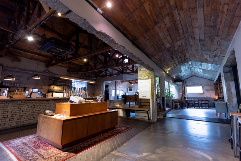 Budnamu Brewery took over a takju (cloudy alcohol) factory that had operated from 1926 to 2014, restructured the space and opened it in September 2015. Traces of brewing makgeolli (traditional rice wine) can be seen through the partially raised roof that allows steam from steamed rice to evaporate.