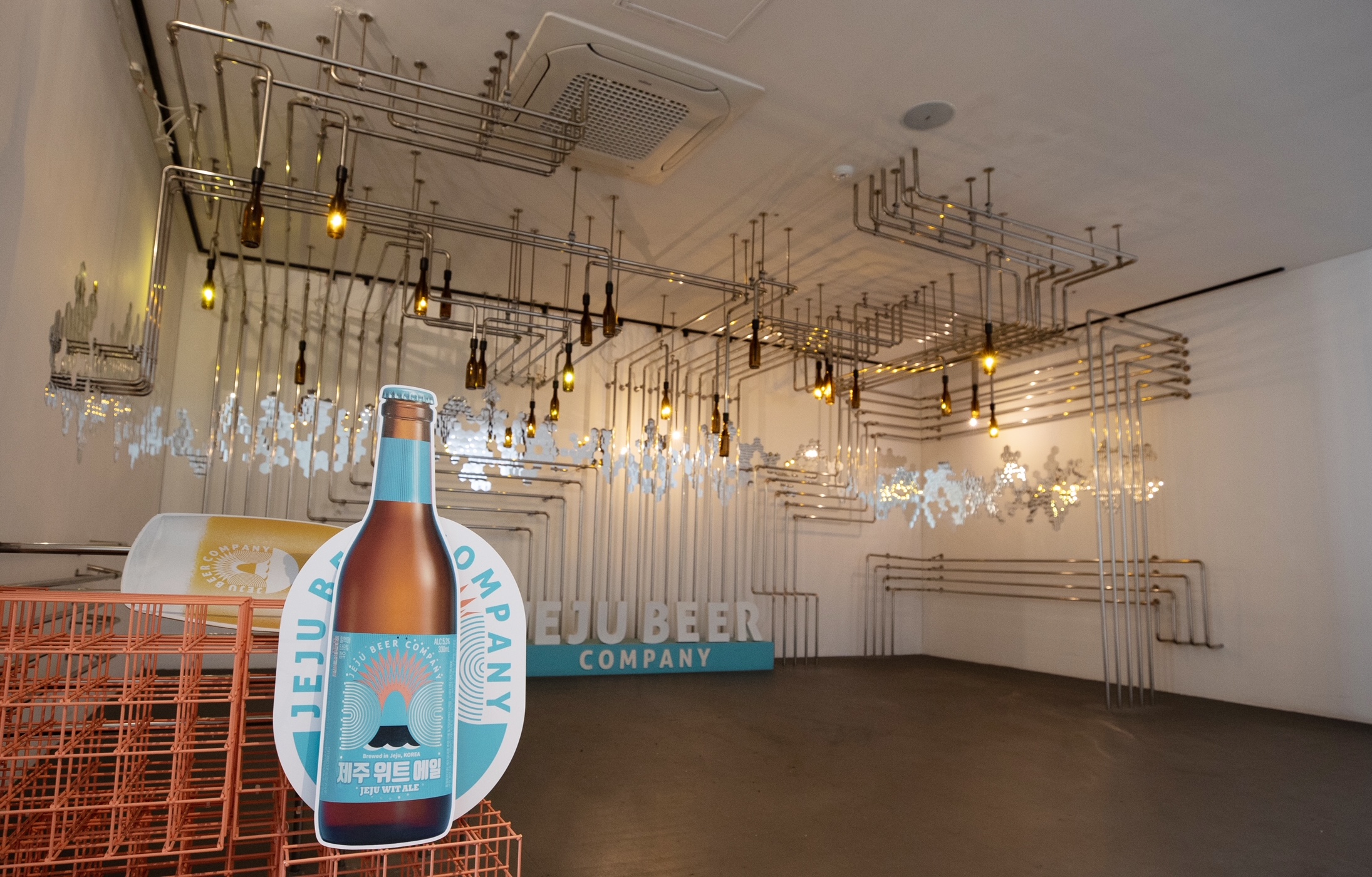 Jeju Beer, which has the highest share of the domestic craft beer market, has an interactive beer center built as a cultural complex in Hallim-eup Township of Jeju City, Jeju Island. 