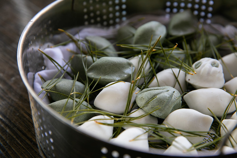 Songpyeon is a traditional rice cake that is customarily eaten during Chuseok. It is made by kneading non-glutinous rice powder with water, putting unripe beans, pepper, chestnuts, jujubes, adzuki bean paste or mung bean paste and folding it in a half-moon shape. (Korea.net DB)