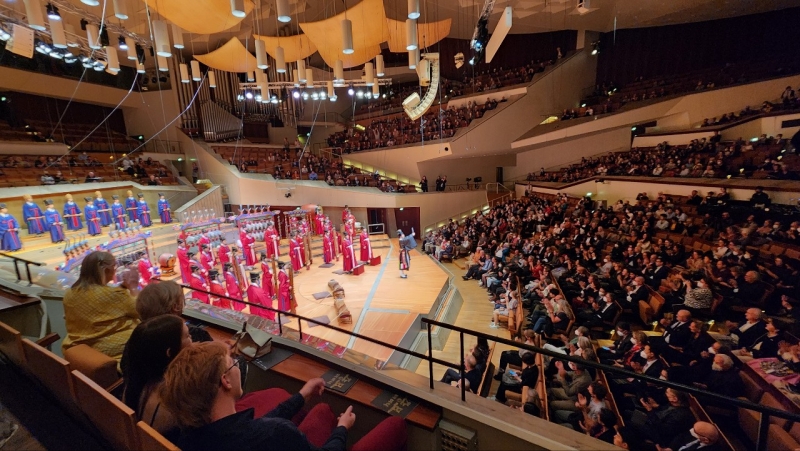 The Jongmyo Jeryeak performers on Sept. 12 give a curtain call at Berlin Philharmonic Orchestra's Grand Hall in the German capital.  .