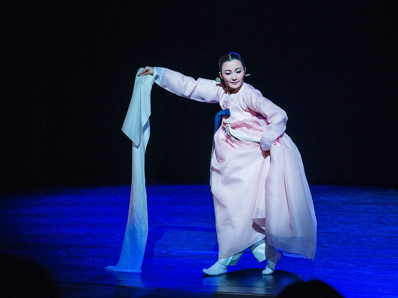 Festivals to promote the nation's cultural heritage will be held at the National Intangible Heritage Center this month and the next in Jeonju, Jeollabuk-do Province. Shown here is a mudang, a female shaman who officiates rituals and perform divination in Korean folk religion, performing a salpurichum (spiritual purification dance) to reduce bad energy. The dance in 1990 was designated National Intangible Cultural Heritage