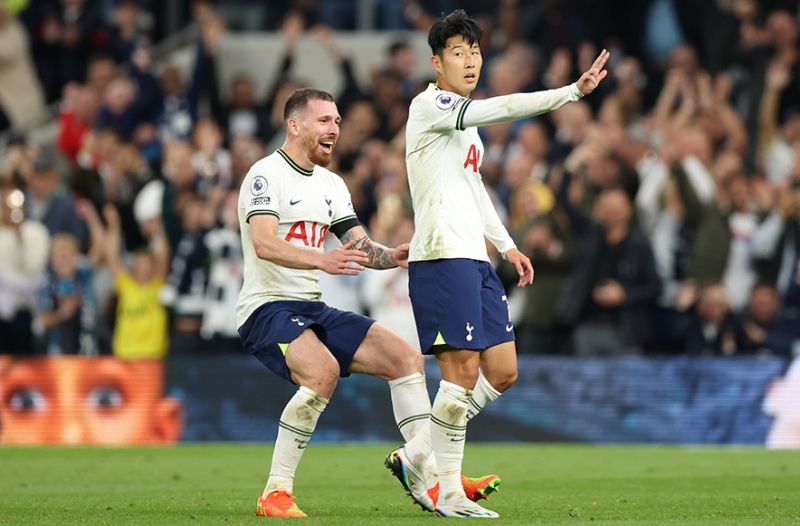 Tottenham Hotspur striker Son Heung-min on Sept. 17 puts up three fingers to celebrate his hat-trick in the eighth week of the English Premier League season at Tottenham Hotspur Stadium in London. (Team's official website) 