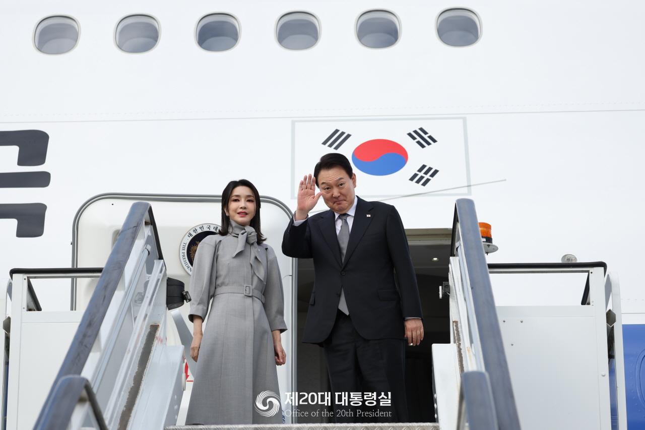 President Yoon Suk Yeol and first lady Kim Keon Hee on Sept. 19 wave before boarding the presidential plane Code One at London Stansted Airport bound for New York. 