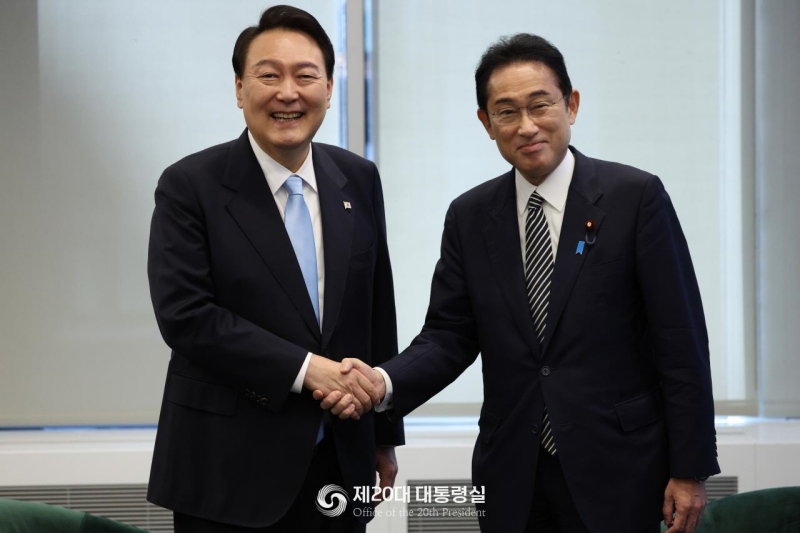 President Yoon Suk Yeol (left) and Japanese Prime Minister Fumio Kishida on Sept. 20 pose for photos before holding a bilateral summit at a conference building near United Nations headquarters in New York. (Office of the 20th President) 