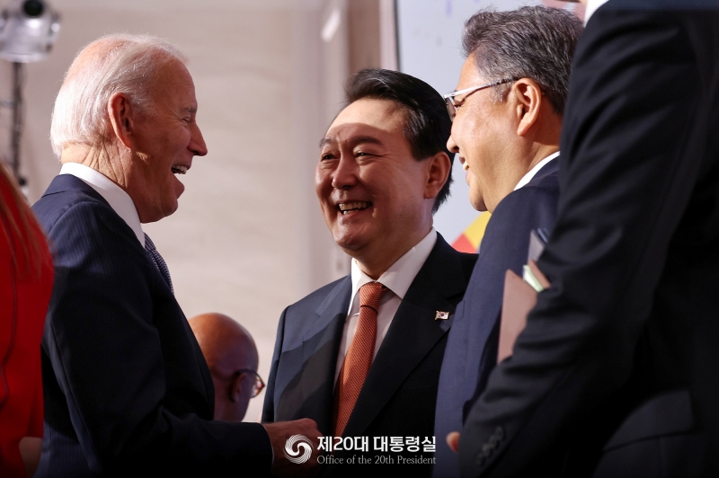 President Yoon Suk Yeol (second from left) on Sept. 21 talks with U.S. President Joe Biden (left) after attending the Global Fund’s Seventh Replenishment Conference in New York. 