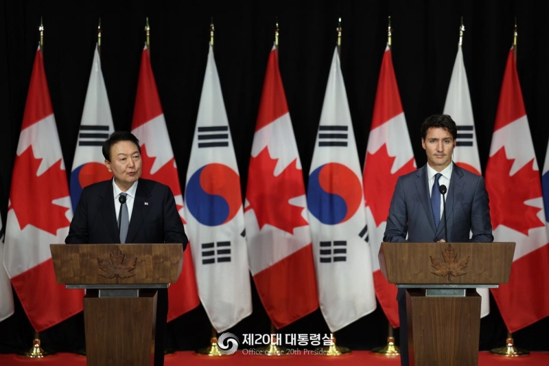 President Yoon Suk Yeol (left) and Canadian Prime Minister Justin Trudeau on Sept. 23 hold a joint news conference after their bilateral summit in Ottawa, Canada.