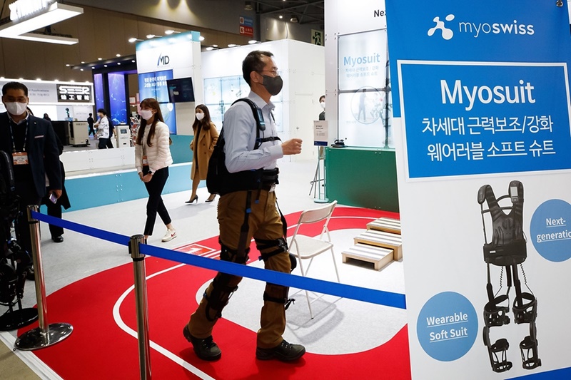 Korea this year is ranked fourth in the world in digital technology competitiveness among 63 countries surveyed. Shown is a man last year trying wearable robotics at 