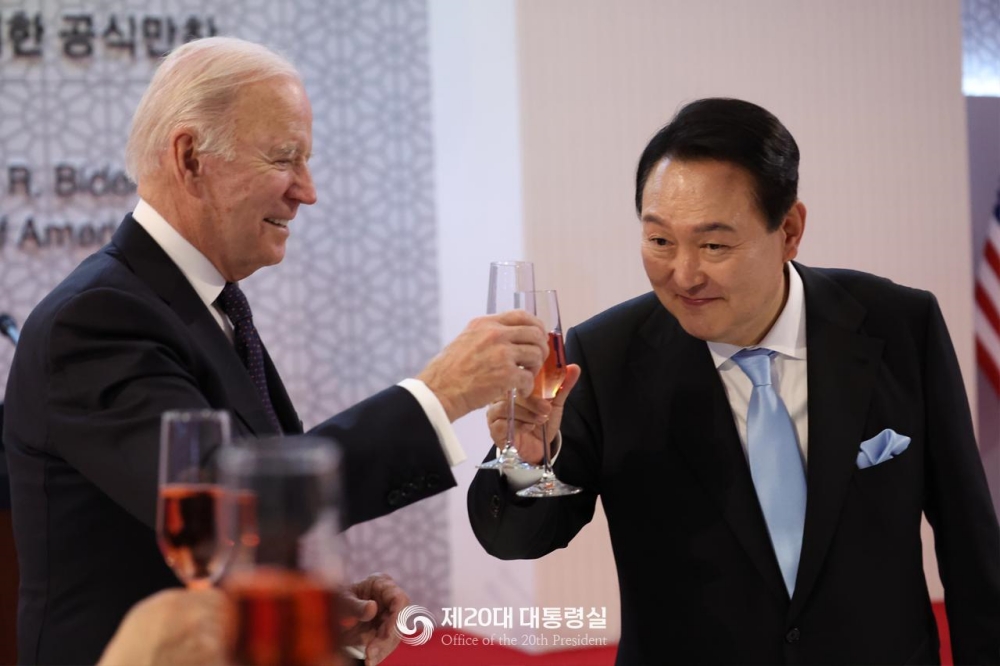 President Yoon Suk Yeol (right) and U.S. President Joe Biden on May 21 give a toast with glasses containing Omyrose Kyol at the official banquet of the Korea-U.S. summit. The sparkling wine was made with omija (schisandra berry) at Ominara in Mungyeong, Gyeongsangbuk-do Province. (Office of the 20th President) 