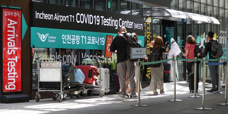 The mandatory PCR test for inbound passengers on their first day of arrival in Korea will be lifted from Oct. 1. (Yonhap News) 