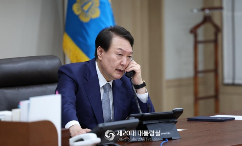 President Yoon Suk Yeol on the evening of Oct. 6 speaks to Japanese Prime Minister Fumio Kishida over the phone at the presidential office in Seoul's Yongsan-gu District. (Office of the 20th President) 