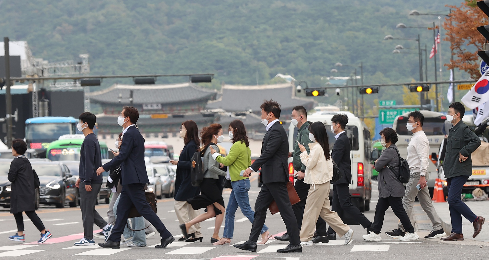 The International Monetary Fund on Oct. 11 raised its forecast for Korea's economic growth this year to 2.6%. Shown is a busy street with commuters on the morning of Oct. 5 in the Gwanghwamun area of downtown Seoul. (Yonhap News)