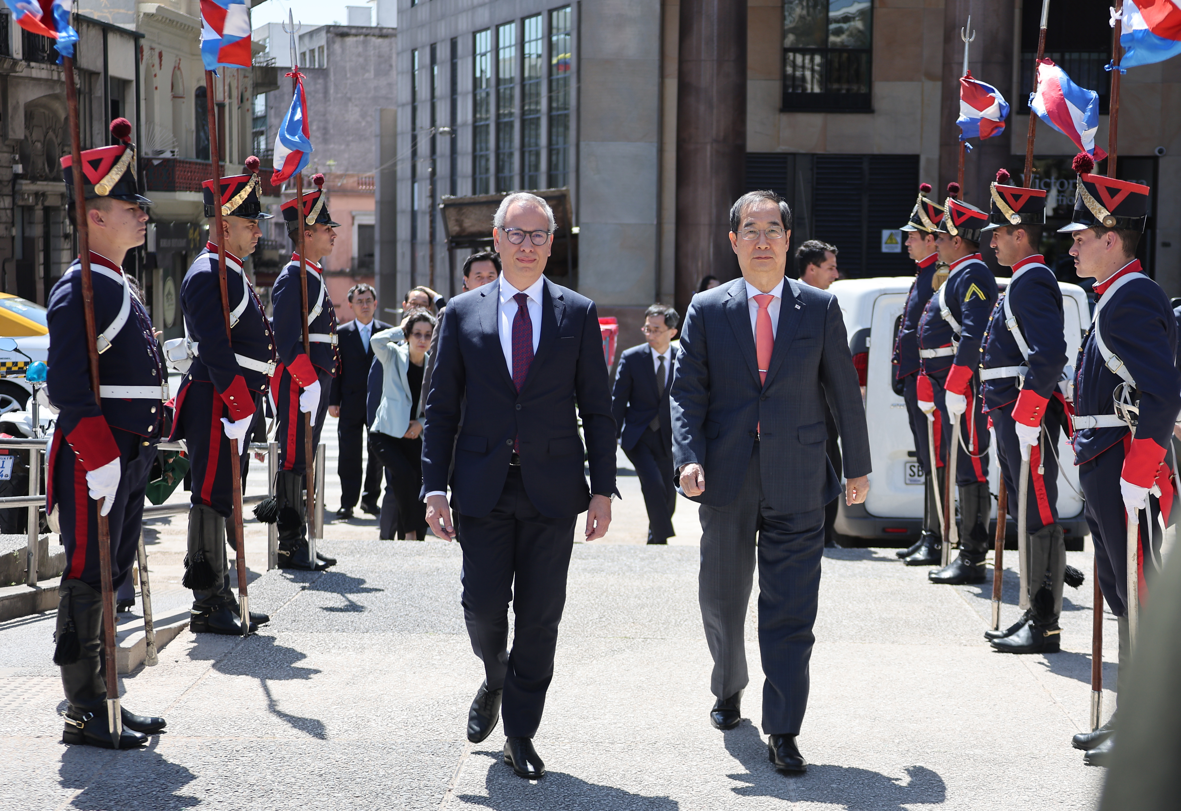 Prime Minister Han Duck-soo (right), on a visit to Uruguay to mark the 60th anniversary of bilateral ties, on Oct. 12 walks toward the statue of the Uruguayan pro-independence hero Jose Gervasio Artigas at Plaza Independencia in Montevideo to lay a wreath. 