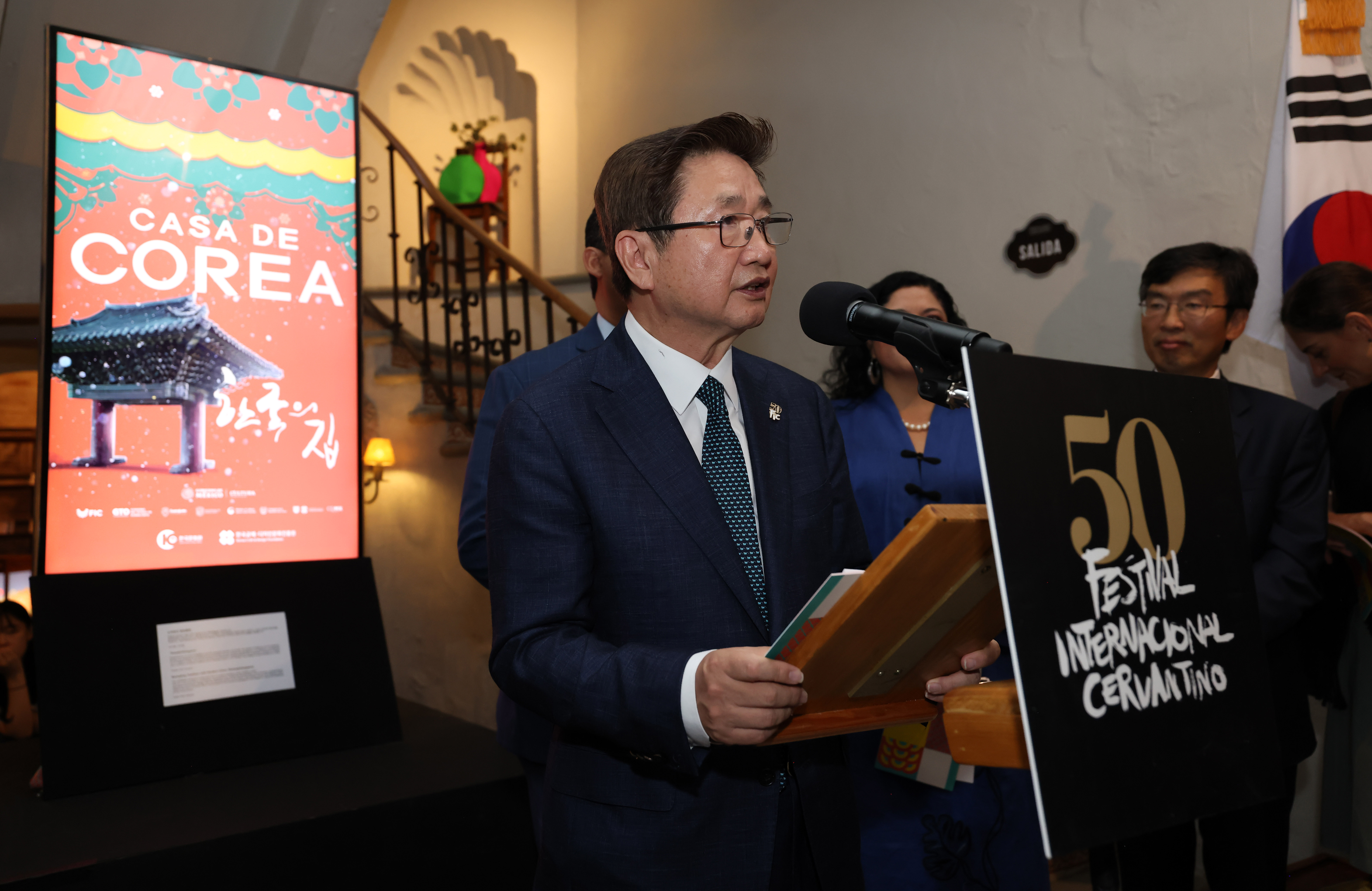 Minister of Culture, Sports and Tourism Park Bo Gyoon on Oct. 12 gives a congratulatory speech at the opening ceremony of Casa de Corea (Korea House) in Guanajuato, Mexico. 