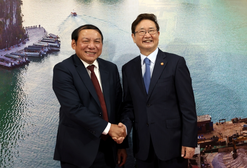Minister of Culture, Sports and Tourism Park Bo Gyoon (right) on Oct. 16 and Vietnamese Minister of Culture, Sports and Tourism Nguyen take a commemorative photo after holding talks at the 2022 Culture Bridge Festa held at Yeouido Hangang Park in Seoul's Yeongdeungpo-gu District. 