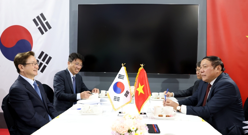 Minister of Culture, Sports and Tourism Park Bo Gyoon (first from the left) on Oct. 16 has a meeting with the Vietnamese Minister of Culture, Sports and Tourism Nguyen Van Hung at the 2022 Culture Bridge Festa held at Yeouido Hangang Park in Seoul's Yeongdeungpo-gu District. 