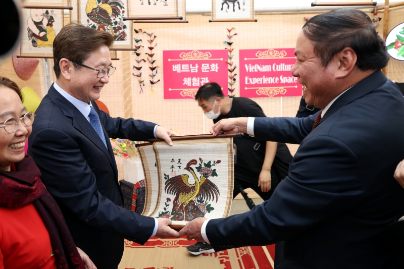 Minister of Culture, Sports and Tourism Park Bo Gyoon (second from the left) on Oct. 16 and Vietnamese Minister of Culture, Sports and Tourism Nguyen Van Hung look around an interactive cultural space at the 2022 Culture Bridge Festa held at Yeouido Hangang Park in Seoul's Yeongdeungpo-gu District..