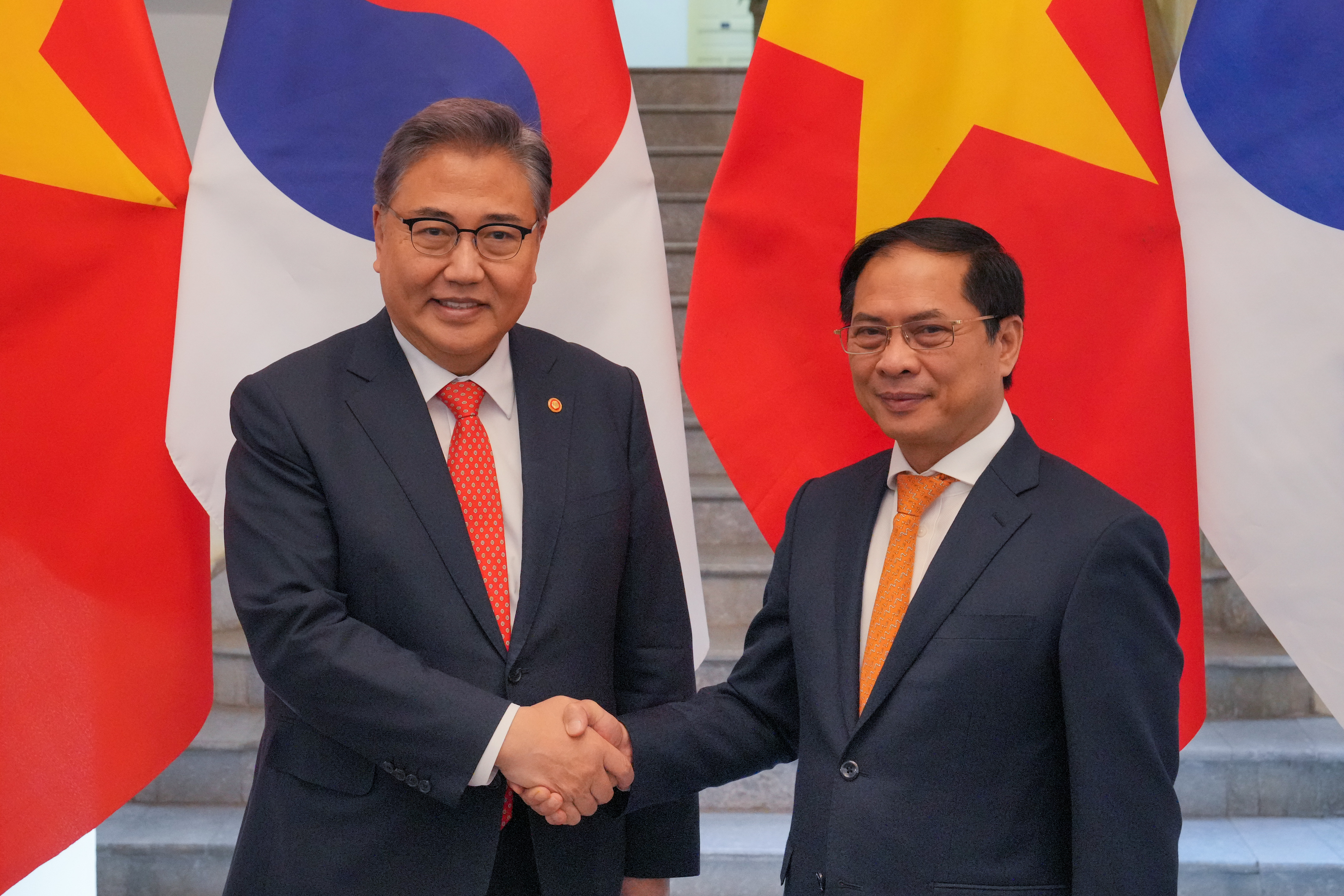 Minister of Foreign Affairs Park Jin (left) and Vietnamese Foreign Minister Bui Thanh Son on Oct. 18 shake hands at the Ministry of Foreign Affairs in Hanoi, Vietnam.