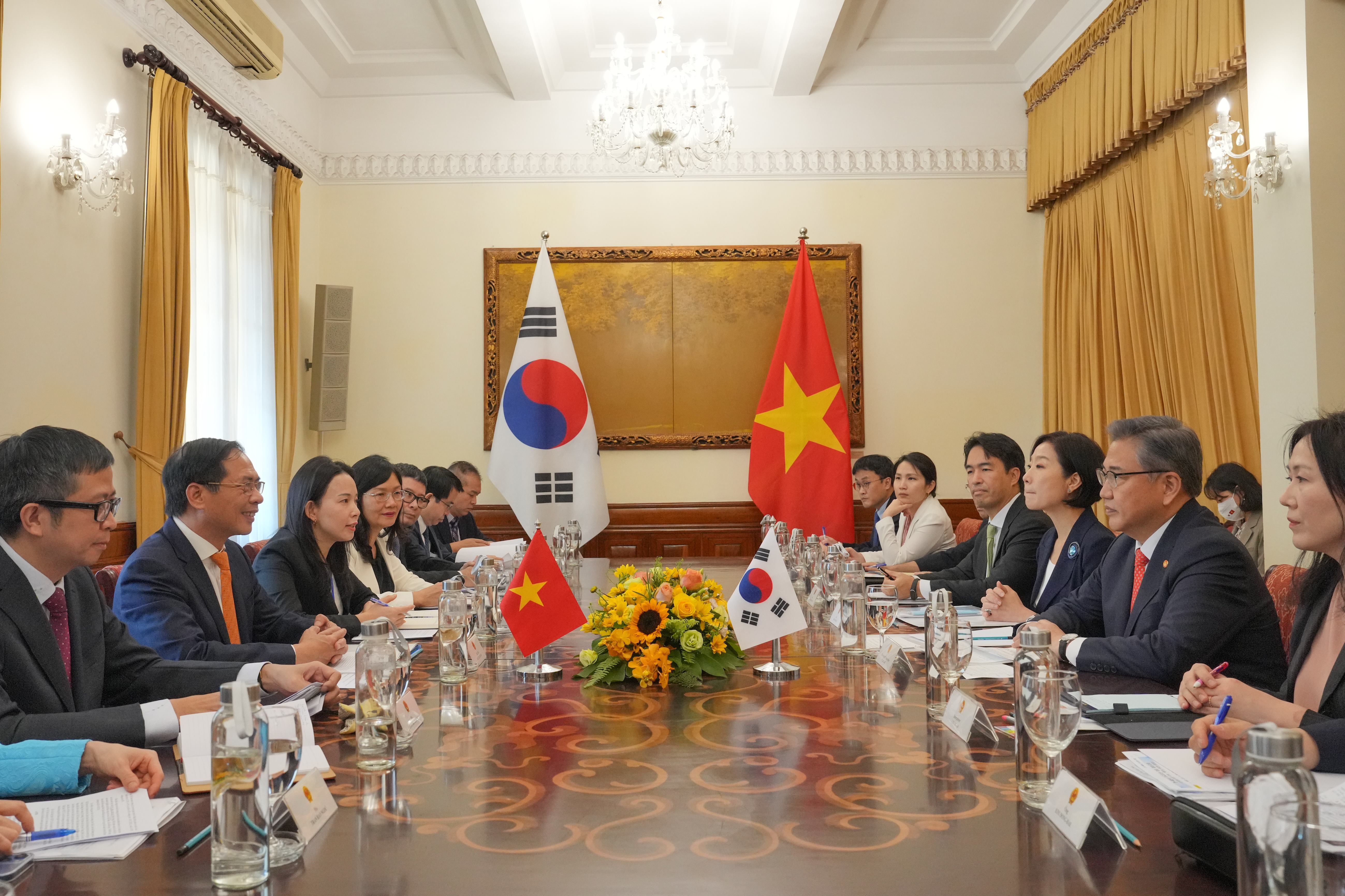 Minister of Foreign Affairs Park Jin (second from right) on Oct. 18 holds talks with Vietnamese counterpart Bui Thanh Son (second from left) at the latter's ministry building in Hanoi, Vietnam.