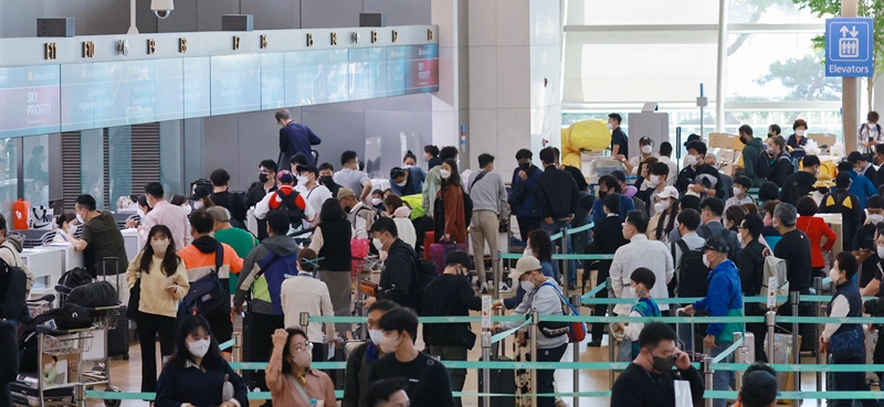 Crowds of travelers are seen on July 7 at the departure gate of Terminal 1 at Incheon International Airport.