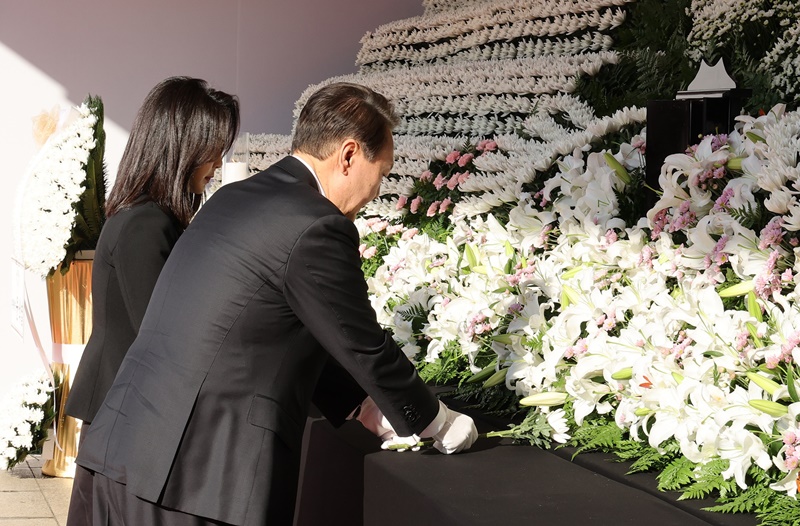 President Yoon Suk Yeol and first lady Kim Keon Hee on the morning of Oct. 31 visit a mourning altar for the deceased at Seoul Plaza in central Seoul. 