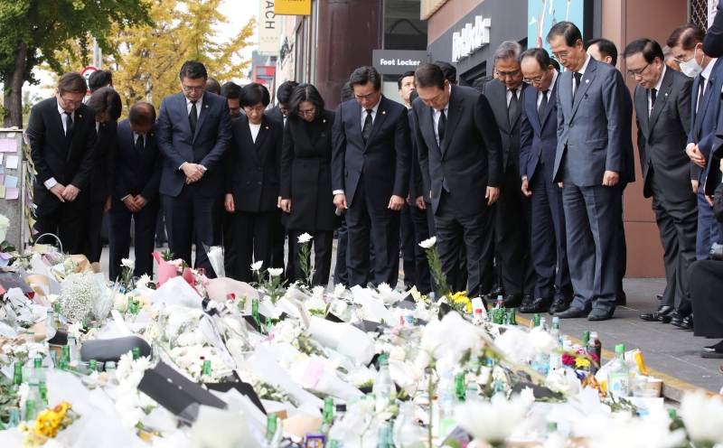 President Yoon Suk Yeol, Prime Minister Han Duck-soo and other high-ranking government officials on Nov.1 pay a silent tribute after laying flowers at a memorial altar for the 