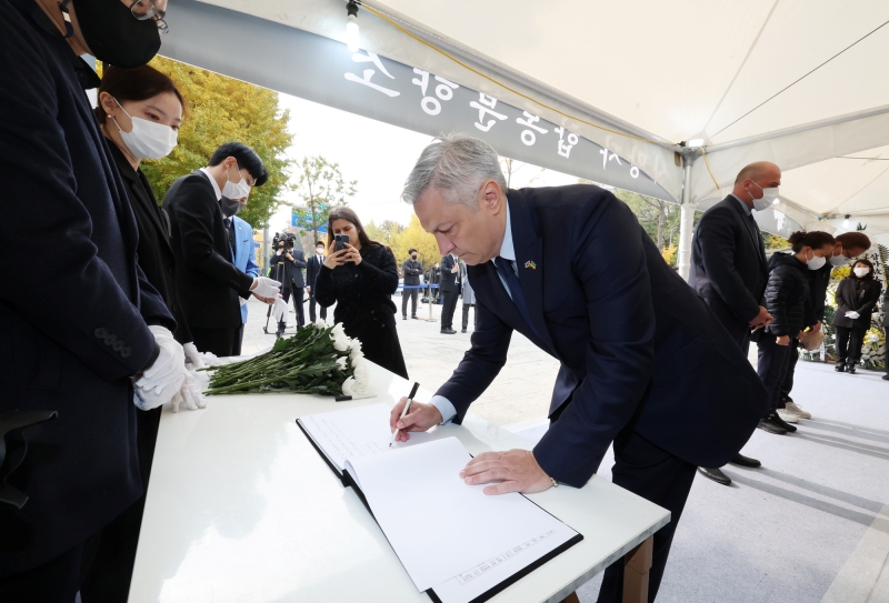 Ukrainian Ambassador to Korea Dmytro Ponomarenko on Nov. 1 writes a message in a condolatory book after paying his respects at a joint memorial altar for the incident around Noksapyeong Station in Seoul's Yongsan-gu District.