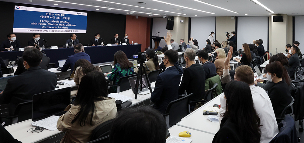 Prime Minister Han Duck-soo on Nov. 1 takes questions from foreign correspondents at a global media briefing on the Itaewon Incident at KOCIS Center in Seoul's Jung-gu District.