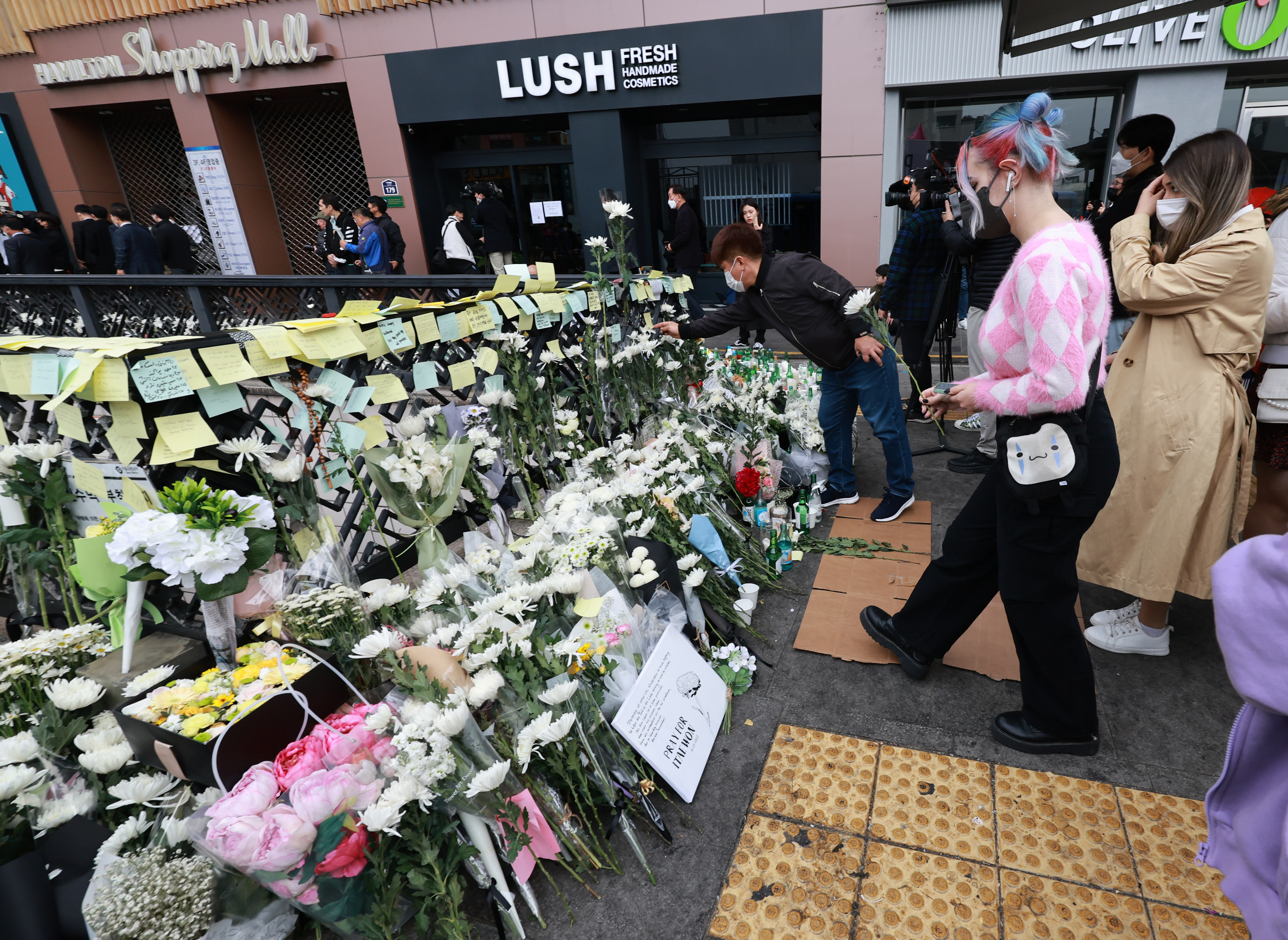 Tourists from Israel on Nov. 1 pay tribute to those who died in the Itaewon incident by placing flowers in front of Exit 1 of Itaewon Station in Seoul's Yongsan-gu District. (Yonhap News) 