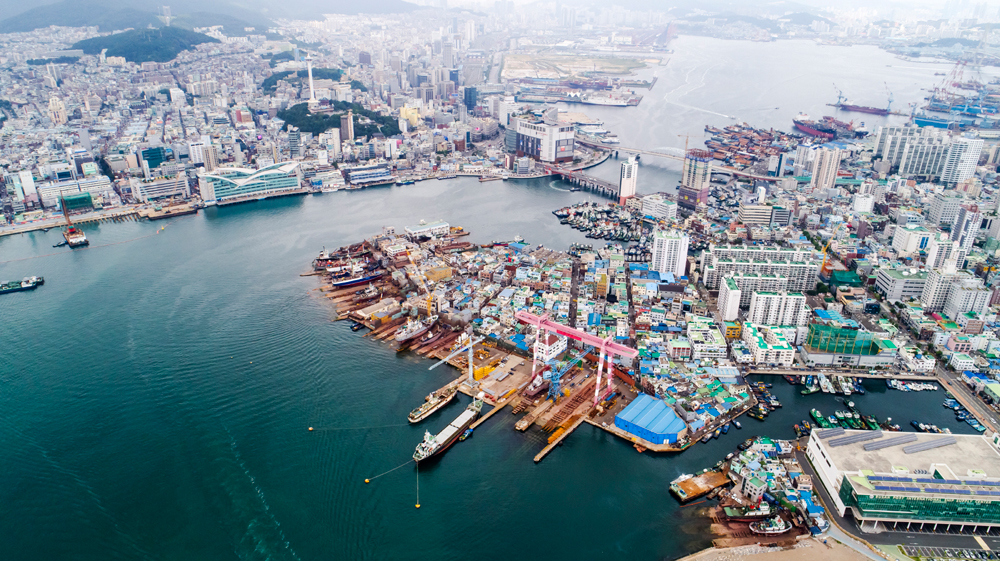 The current account in September returned to the black after a month. Shown here is the Port of Busan.  (iclickart). *[Unauthorized reproduction and redistribution of the above photo is strictly prohibited under copyright laws and regulations.]