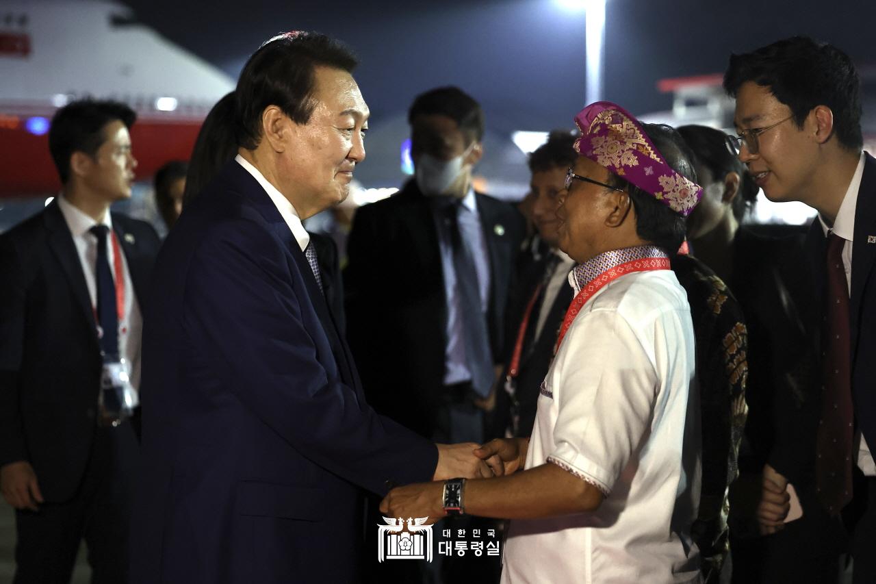 President Yoon Suk Yeol on the evening of Nov. 15 is greeted by well-wishers before making his flight home at Ngurah Rai International Airport in Bali, Indonesia.