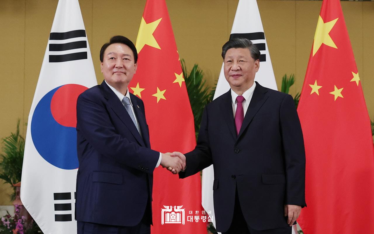 President Yoon Suk Yeol (left) and Chinese President Xi Jinping on Nov. 15 shake hands at a hotel in Bali, Indonesia, where they held their bilateral summit.