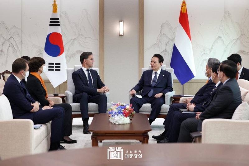 President Yoon Suk Yeol and Dutch Prime Minister Mark Rutte on Nov. 17 hold a private chat before their bilateral summit at the Office of the President in Seoul's Yongsan-gu District.