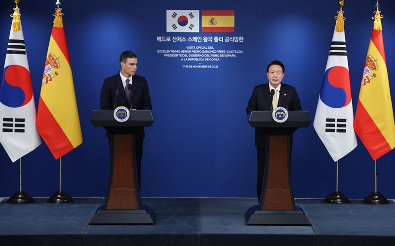 President Yoon Suk Yeol (right) on Nov. 18 holds a joint news conference with visiting Spanish Prime Minister Pedro Sanchez (left) after their bilateral summit at the Office of the President in Seoul's Yongsan-gu District. (Yonhap News)
