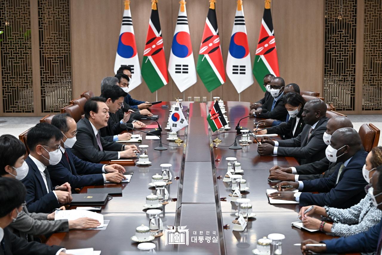 President Yoon Suk Yeol (fifth from left) and Kenyan President William Ruto (fifth from right) on Nov. 23 hold a bilateral summit at the Office of the President in Seoul's Yongsan-gu District. 