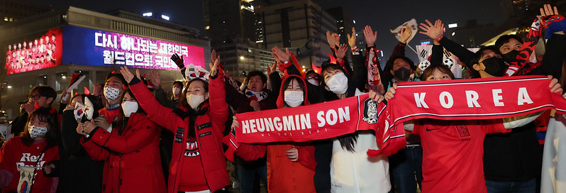 The Red Devils, the cheering club of the national soccer team, on Nov. 24 gather at Gwanghwamun Square in Seoul's Jongno-gu District to cheer for Korea in its opening Group H game at this year's Qatar World Cup. They shouted 