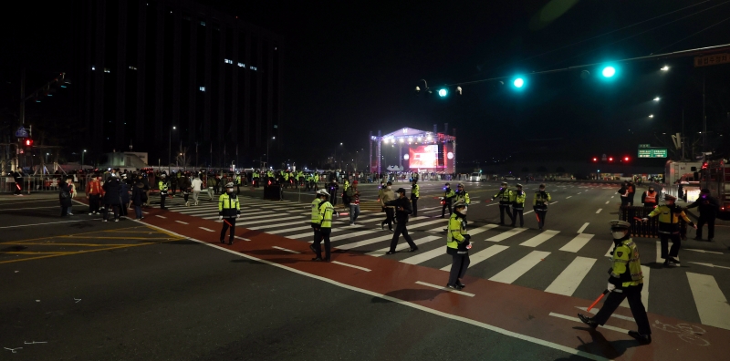 Police officers on Sejongdae-ro Street in Seoul help people return home safely after Korea's opening game in the Qatar World Cup against Uruguay ended in a scoreless draw.
