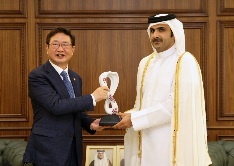 Minister of Culture, Sports and Tourism Park Bo Gyoon (left) on Nov. 23 takes a commemorative photo with Qatari Minister of Culture Abdulrahman Al Thani in Doha, Qatar.