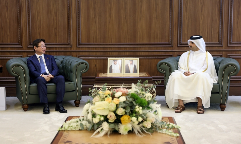 Minister of Culture, Sports and Tourism Park Bo Gyoon (left) on Nov. 23 in Doha, Qatar, holds bilateral talks with Qatari Minister of Culture Abdulrahman Al Thani.