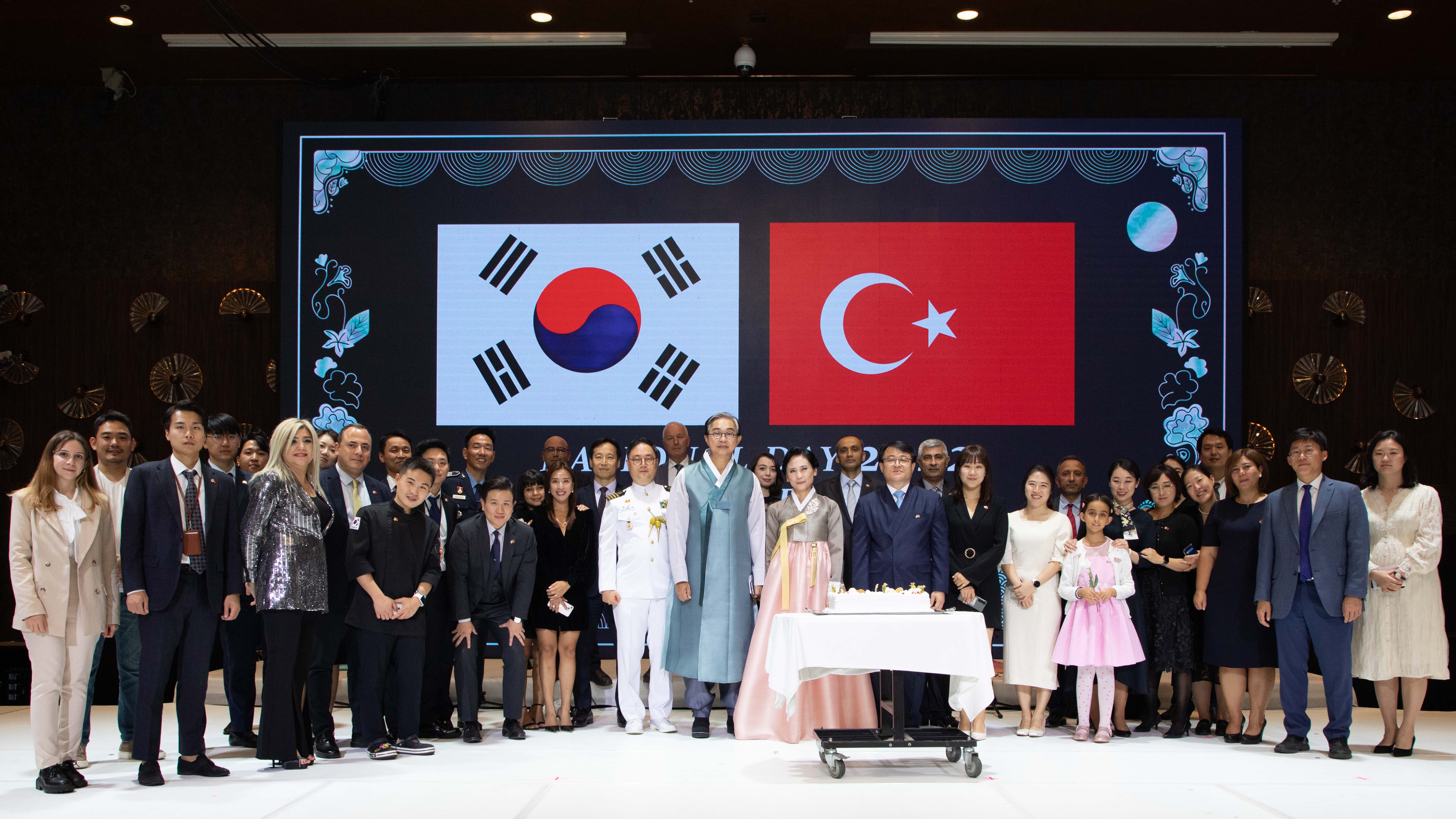 A group photo after the event. (Korean Culture Center Ankara) 