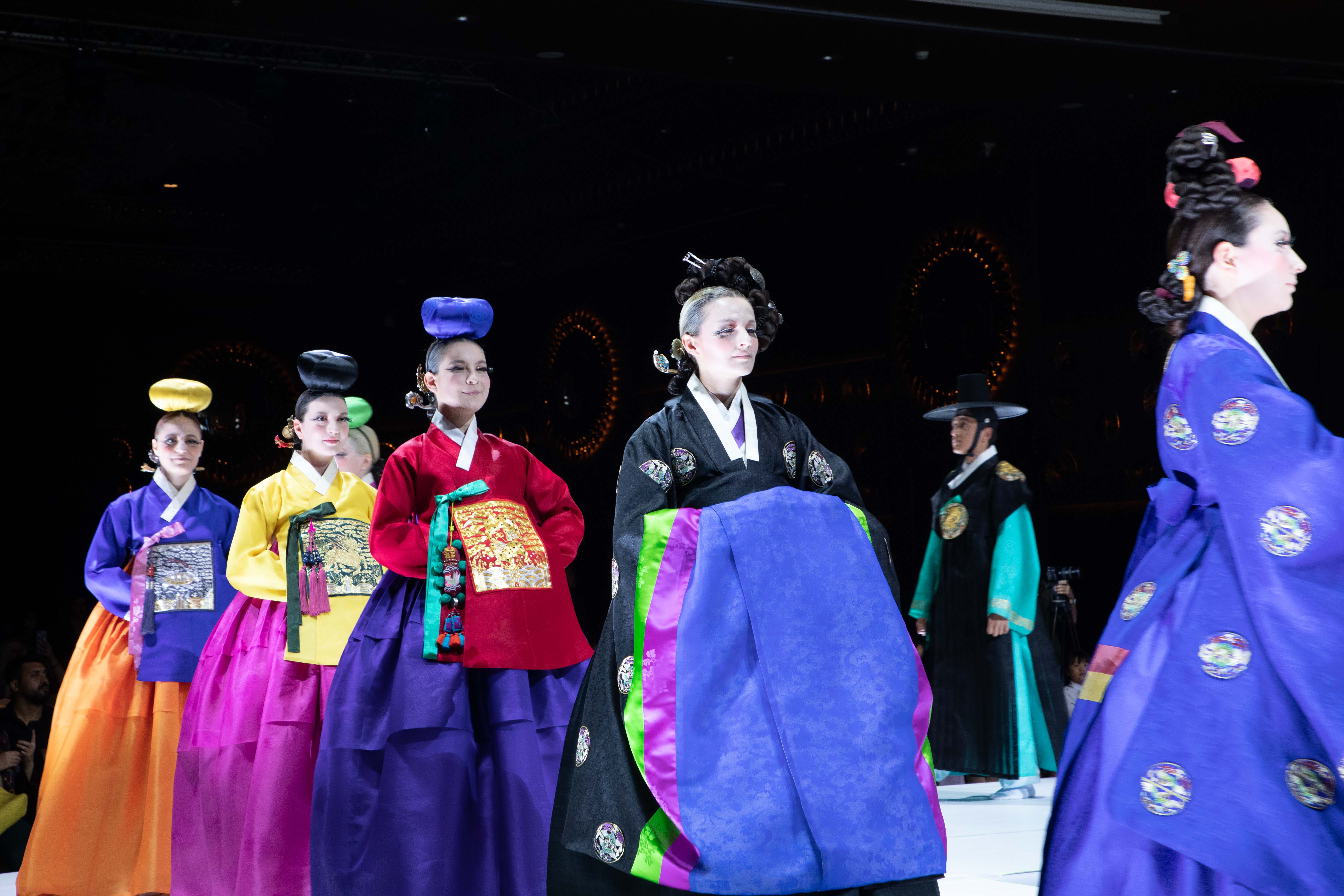 The fashion show presented projects of a Korean designer Lee Seoyoun with Turkish models. (Korean Culture Center Ankara) 