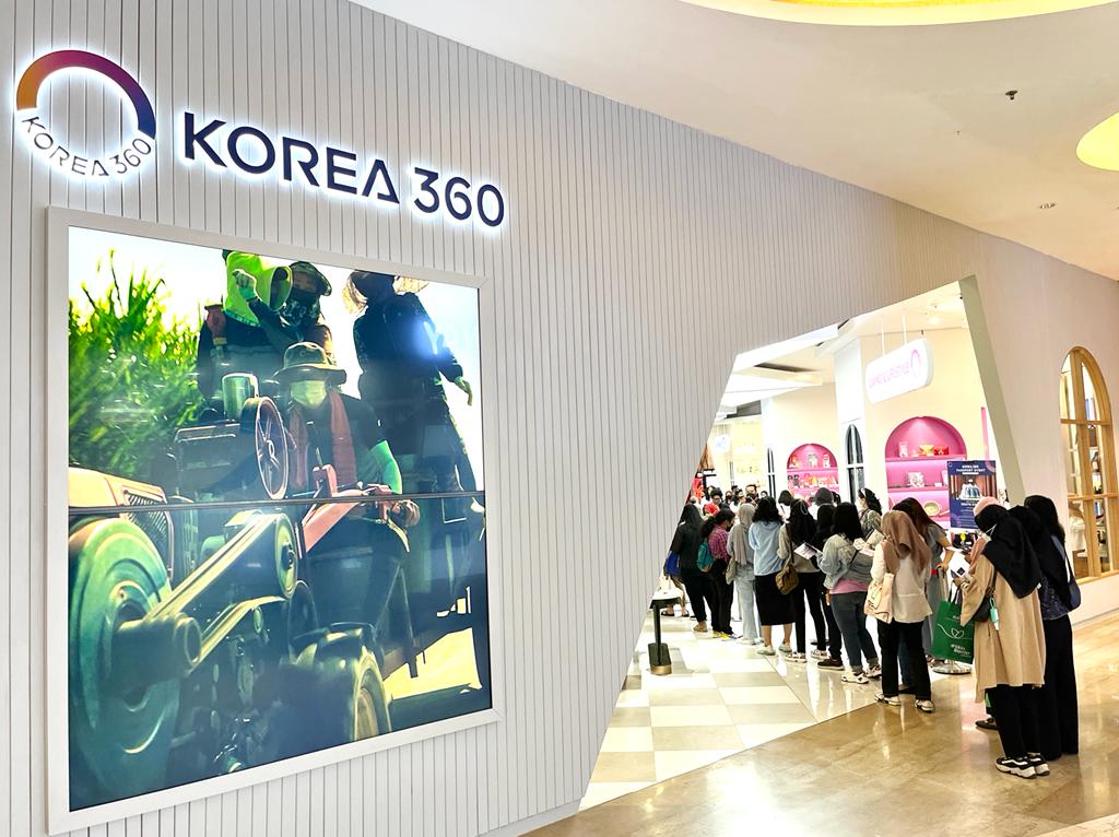 The international promotional hall Korea 360, which was opened on a pilot basis on Nov. 1, attracts a line of people at the shopping mall Lotte Shopping Avenue in Jakarta, Indonesia.